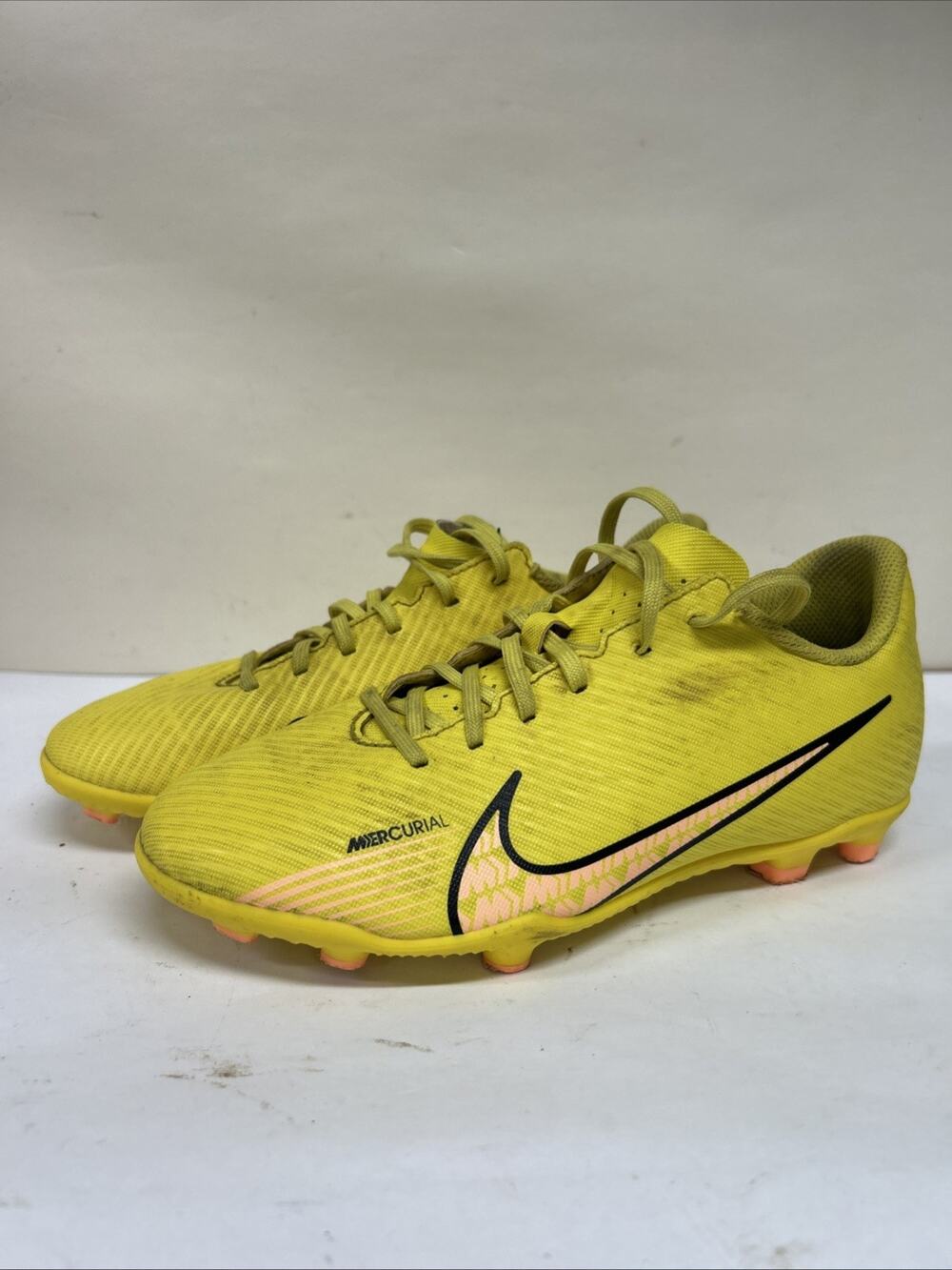 Nike Mercurial Vapor Soccer Cleats Youth Size 4Y Yellow Pink
